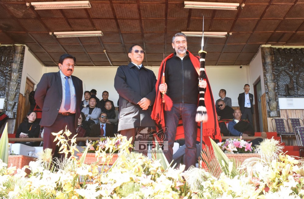 Co-host of the 9th Day Cultural Extravaganza, Advisor for Urban Development and Municipal Affairs, Zhaleo Rio, felicitating Paras Sharma, Director of Global Partnerships at Meta India at Naga Heritage village, Kisama on December 9. ( DIPR Photo)